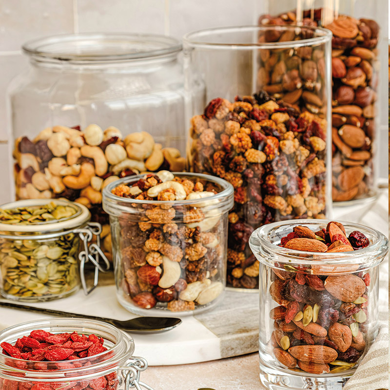 Fruits secs contenus dans des bocaux en verre