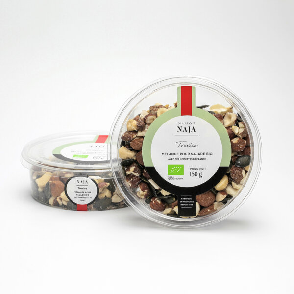 Mélange fruits secs bio pour salade avec des noisettes de France