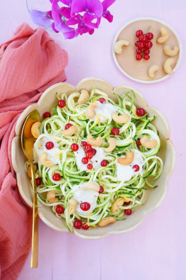 Salade de courgettes en spiral à la crème de cajou et groseilles