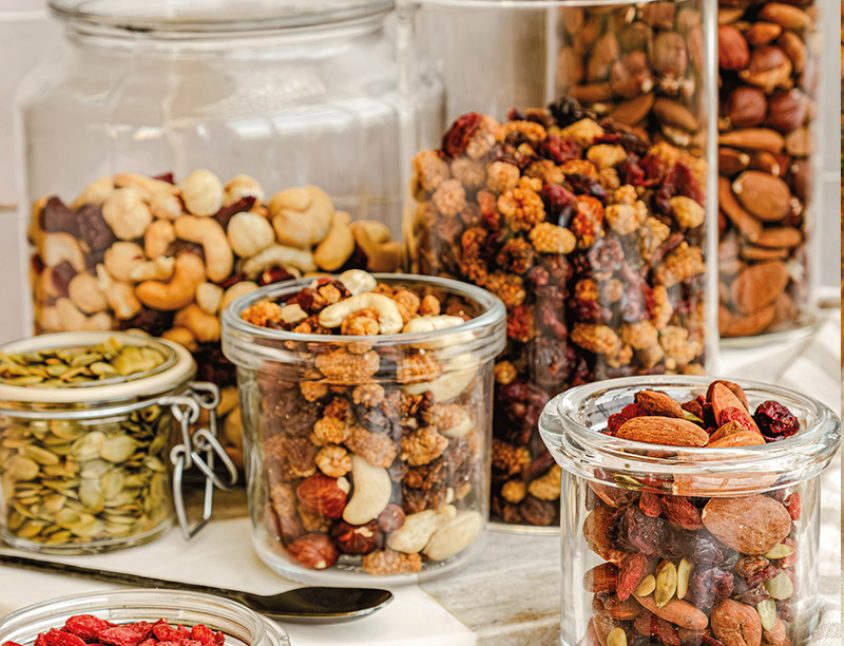 Fruits secs contenus dans des bocaux en verre