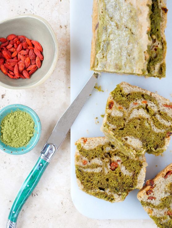 Cake marbré au matcha et baies de goji