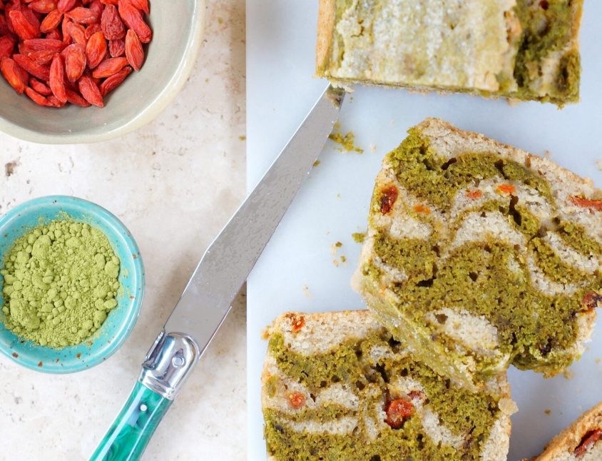 Cake marbré au matcha et baies de goji