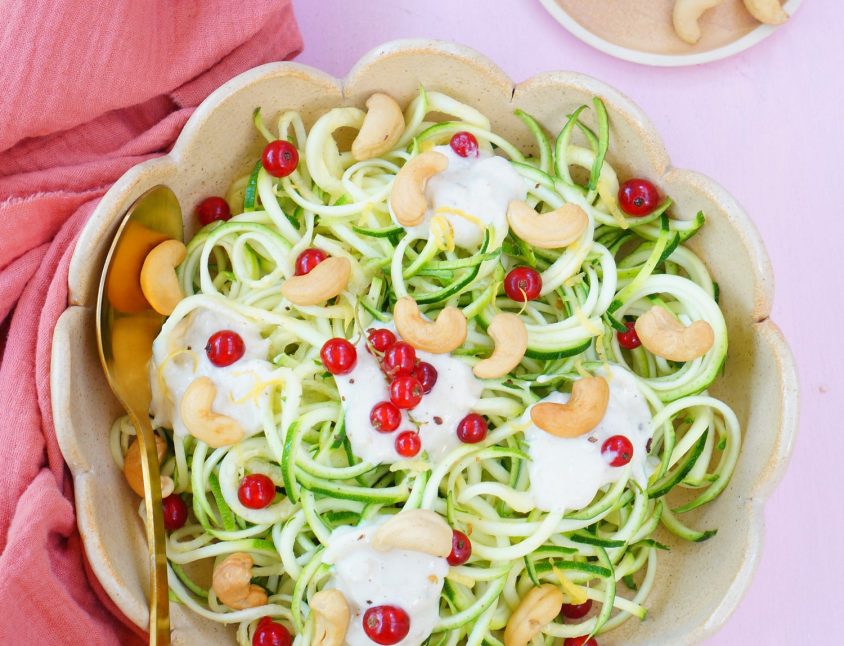 Salade de courgettes en spiral à la crème de cajou et groseilles